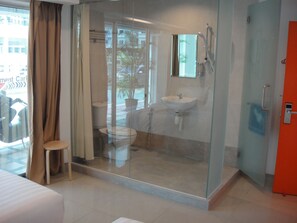 Family Room | Bathroom | Shower, bidet, towels