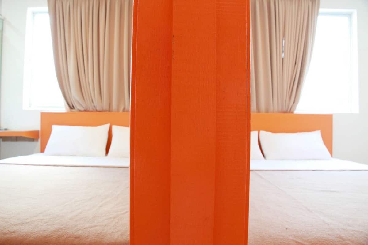 Phòng đôi Deluxe, 2 giường cỡ queen, phòng thông nhau | Bàn, bàn ủi/dụng cụ ủi quần áo, truy cập Internet không dây miễn phí 