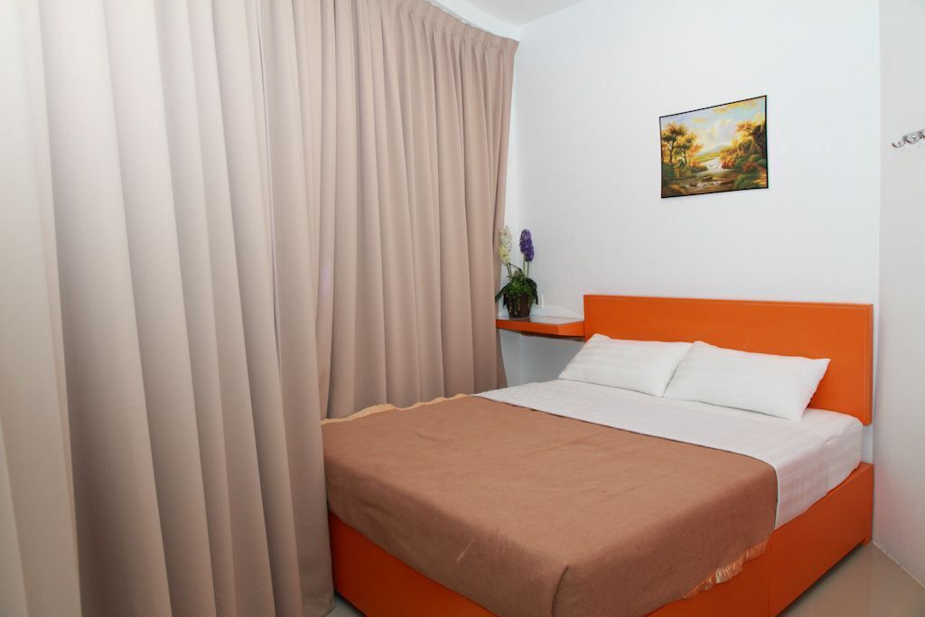 Een bureau, een strijkplank/strijkijzer, gratis wifi, beddengoed