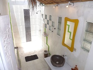 Bungalow Panoramic - 1 kingsize-säng - balkong | Badrum | Dusch, gratis toalettartiklar och handdukar