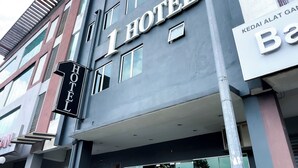 Ein Hotel mit einem Schild, auf dem 'HOTEL 1' steht.