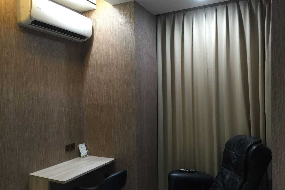 Economy Room, 1 Katil Kelamin (Double) | Peti besi dalam bilik, langsir/tirai gelap terus, kalis bunyi