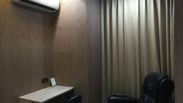 Economy Room, 1 Double Bed | In-room safe, blackout drapes, soundproofing, free WiFi