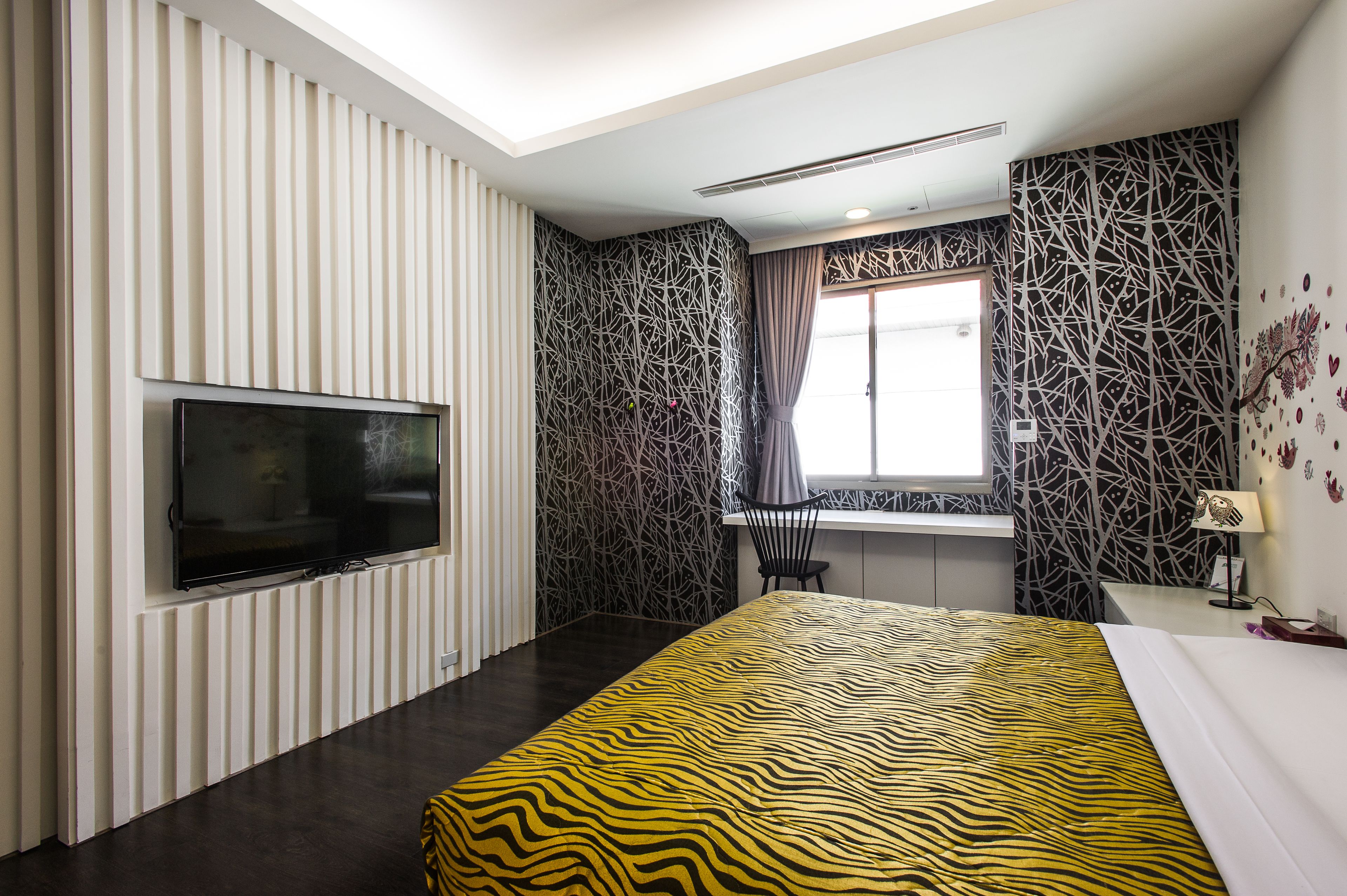 elite room, 1 queen bed, non smoking | in-room safe, blackout curtains, soundproofing, free wifi