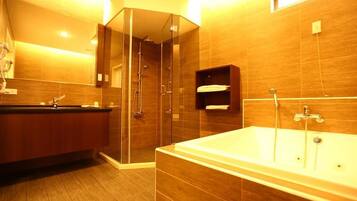 Deluxe Quadruple Room | Bathroom | Shower, free toiletries, hair dryer, slippers