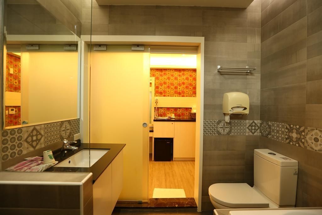 standard quadruple room | bathroom | shower, free toiletries, hair dryer, slippers