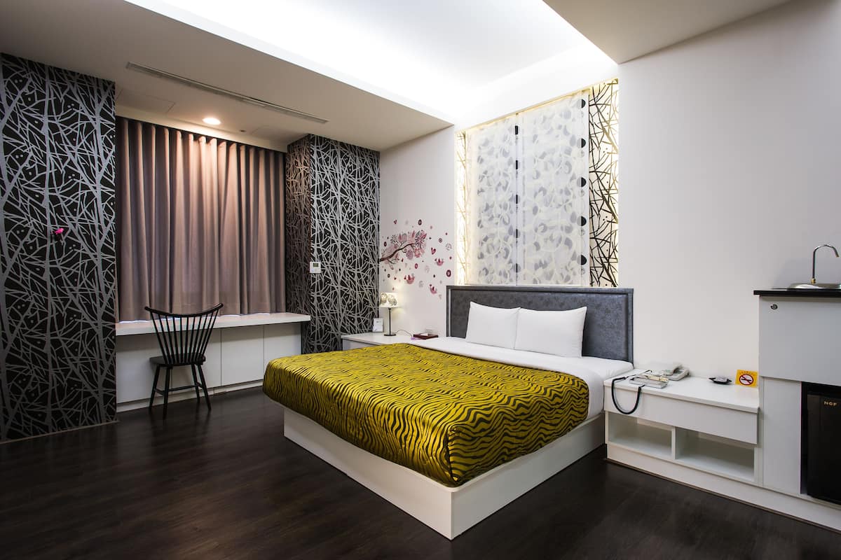 Elite Room, 1 Katil Ratu (Queen), Non Smoking | Peti besi dalam bilik, langsir/tirai gelap terus, kalis bunyi