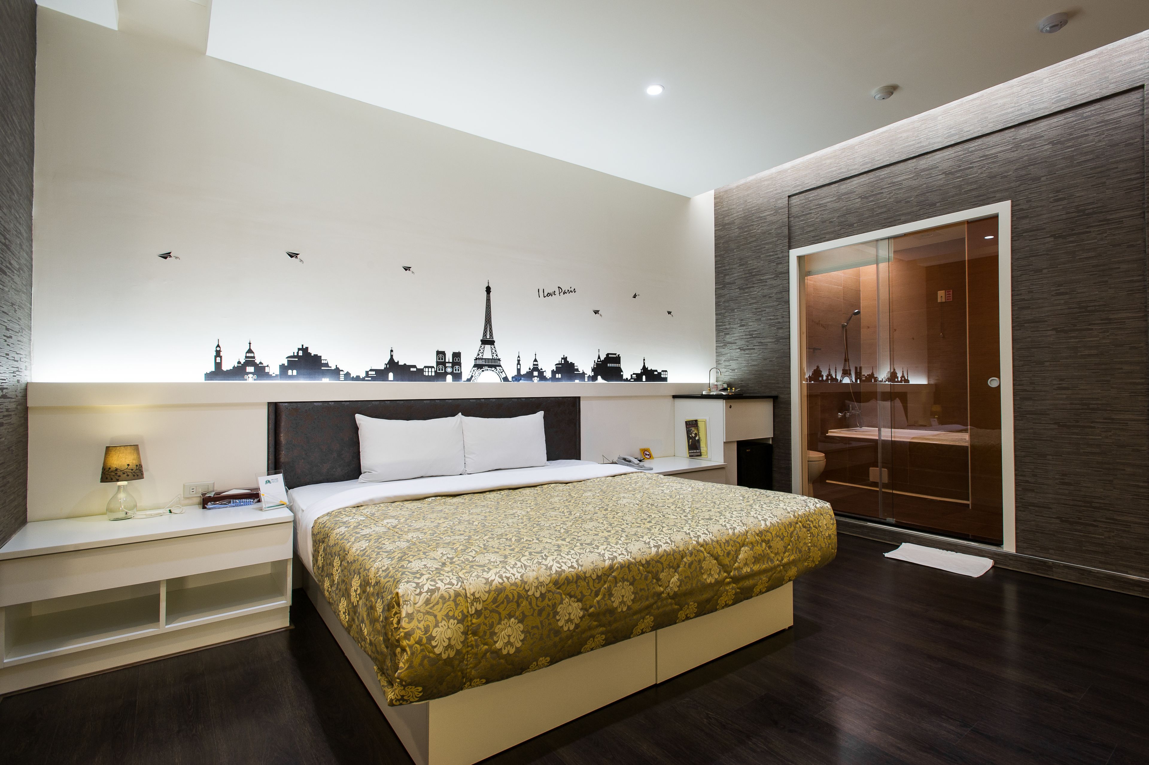 elite room, 1 queen bed, non smoking | in-room safe, blackout curtains, soundproofing, free wifi