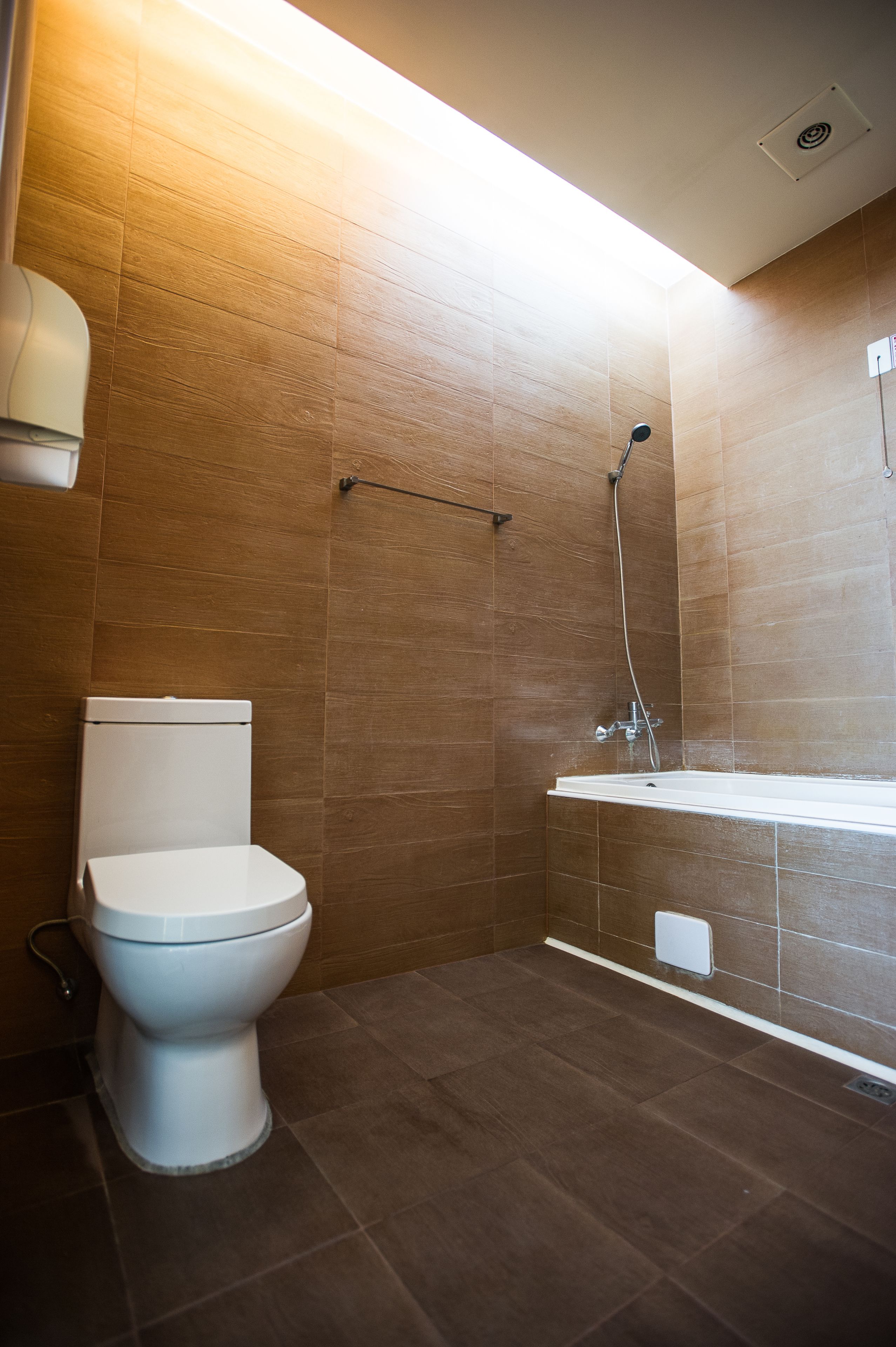 elite room, 1 queen bed, non smoking | bathroom | shower, free toiletries, hair dryer, slippers