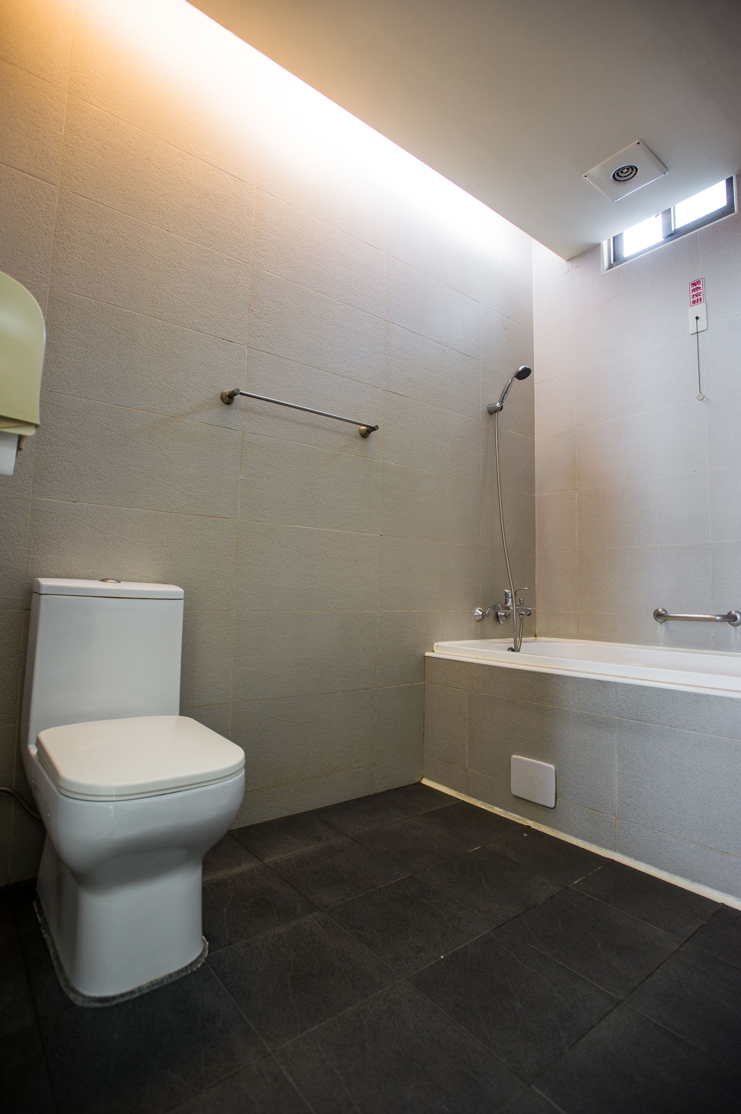 elite room, 1 queen bed, non smoking | bathroom | shower, free toiletries, hair dryer, slippers