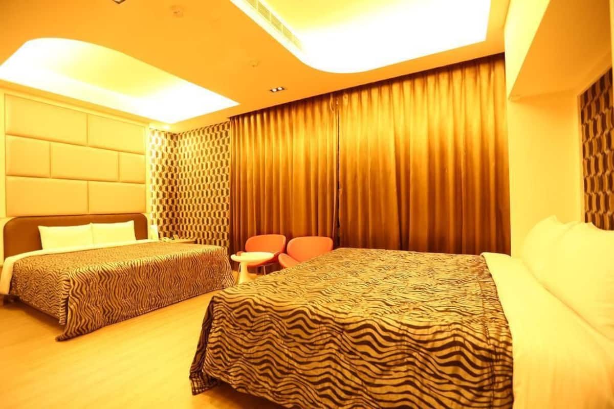 Deluxe Quadruple Room | Peti besi dalam bilik, langsir/tirai gelap terus, kalis bunyi