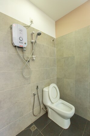 Standardzimmer, 1 Einzelbett | Badezimmer | Dusche, Handtücher