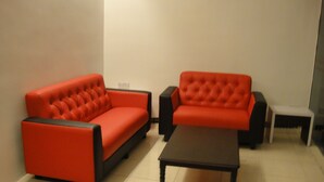 A room with two red sofas and a small table. - 1 Hotel Pudu Cheras (Kuala Lumpur)