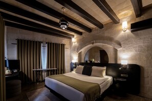 Stone Room | Minibar, in-room safe, individually decorated, individually furnished - Artemis Cave Suites - Adults Only (Nevsehir)