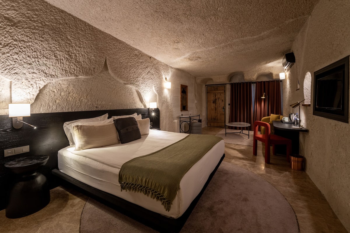 Deluxe Cave Room | 1 chambre, minibar, coffre-fort, décor unique