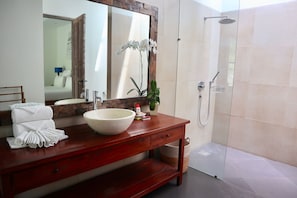 Villa, 1 slaapkamer, privézwembad | Badkamer | Een bad/douchecombinatie, gratis toiletartikelen, een haardroger