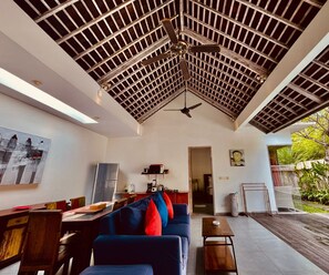 Villa, 2 soverom, privat basseng | Oppholdsområde | En 42-tommers Flatskjerm-TV med kabel-kanaler samt LCD-TV