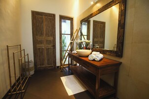 Bañera con ducha, artículos de tocador gratuitos, secador de pelo, bidet