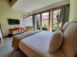 1 habitación, caja de seguridad en la habitación y escritorio