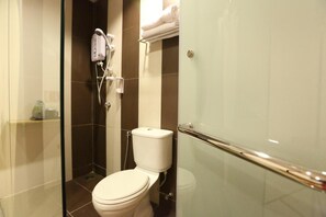 Ducha, secador de pelo, bidet, toallas