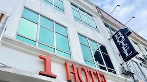 Un edificio con un letrero que dice "1 HOTEL", indicando que se trata de un hotel.