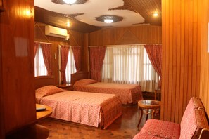 Superior Room | Bar mini, peti besi dalam bilik, meja, langsir/tirai gelap terus