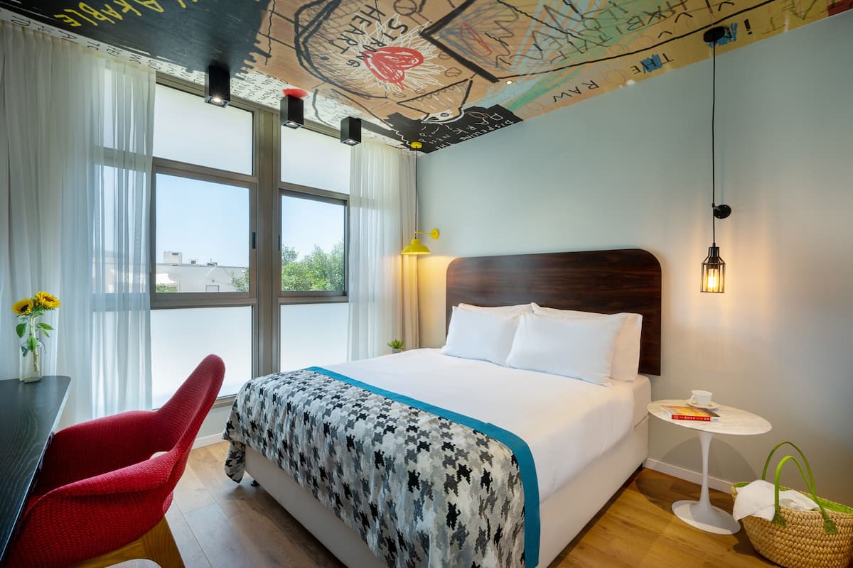 Double or Twin Room | Peti besi dalam bilik, meja, langsir/tirai gelap terus, Wi-fi percuma