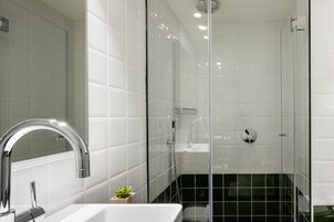 Habitación individual | Baño | Ducha, artículos de higiene personal gratuitos y secador de pelo