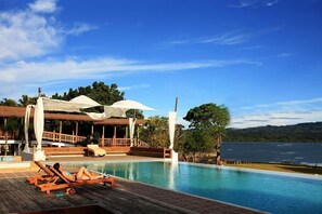 Outdoor pool, an infinity pool, pool umbrellas, sun loungers - Boffo Resort (Loon)