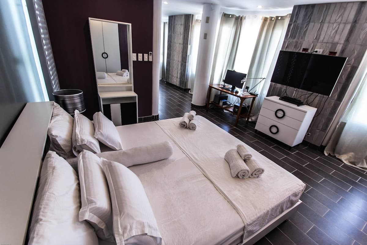 Royal Room (Purple Stone) | In-room safe, desk, blackout drapes, rollaway beds (surcharge)