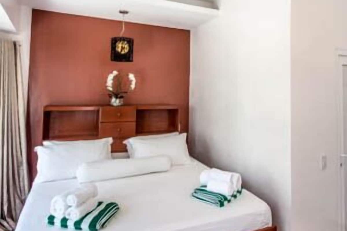 Premier Room (Red Wood 1) | In-room safe, desk, blackout drapes, rollaway beds (surcharge)