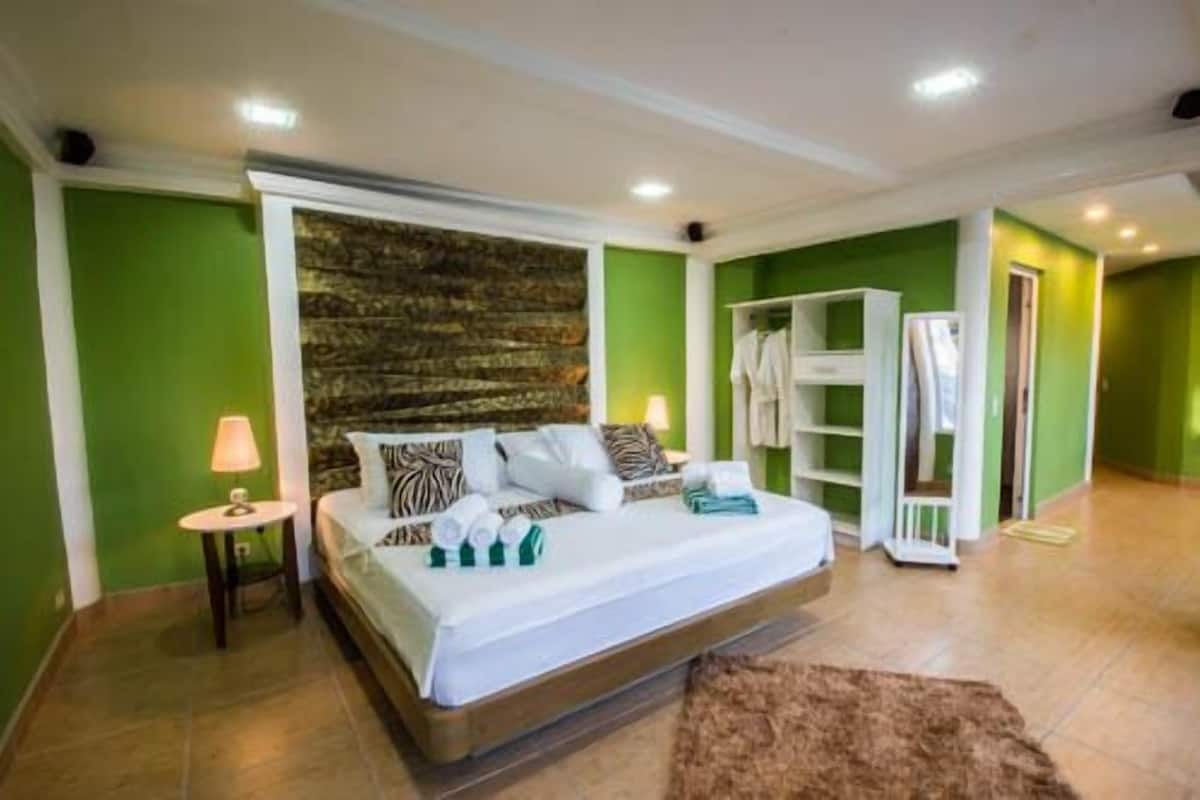 Suite Premier (Green Bamboo) | Una cassaforte in camera, una scrivania, tende oscuranti