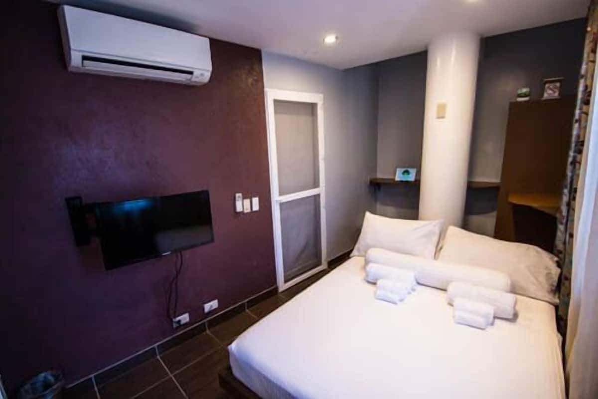 Standard Room (Blue Column) | In-room safe, desk, blackout drapes, rollaway beds (surcharge)