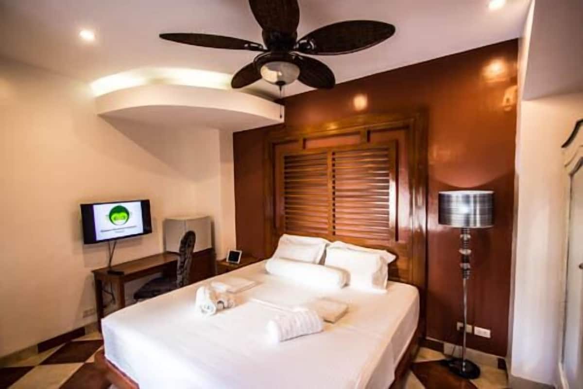 Deluxe Room (Red Wood 2) | In-room safe, desk, blackout drapes, rollaway beds (surcharge)