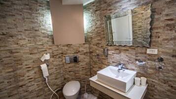 Rom – royal (Purple Stone) | Bad | Dusj, regndusjhode, toalettartikler (inkludert) og hårføner