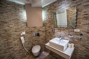 皇家客房 (Purple Stone) | 浴室 | 淋浴设施、大花洒淋浴喷头、免费洗浴用品、吹风机