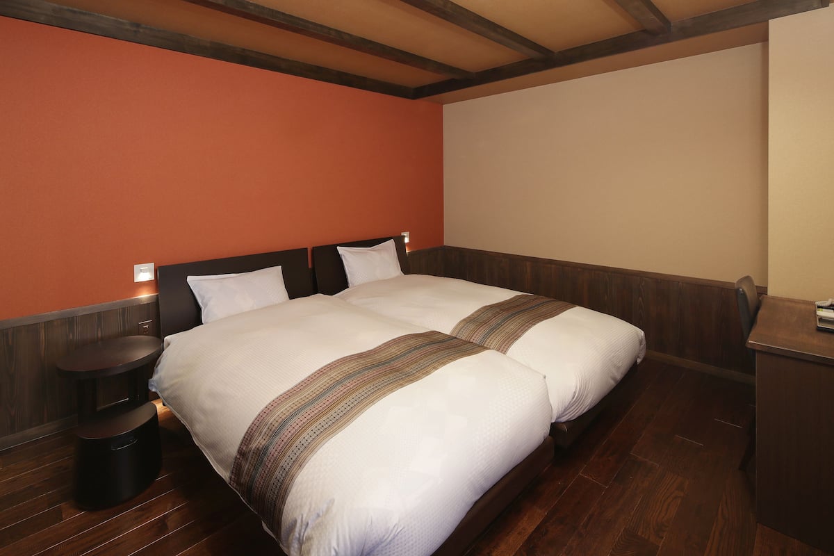 Kamer, 2 eenpersoonsbedden (Western-style) | Een kluis op de kamer, een strijkplank/strijkijzer, gratis wifi