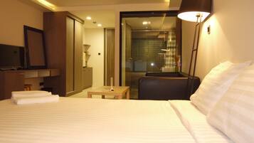Premium Studio | Desk, free WiFi, bed sheets