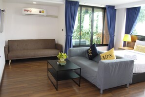 Desk, free WiFi, bed sheets - Fullrich Residence (Bangkok)