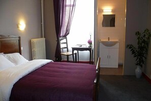 Desk, free cots/infant beds, free WiFi - Hôtel Le Relais Lamartine (Limoges)