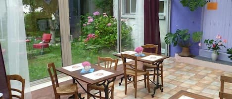 Déjeuner continental (5.00 EUR par personne)