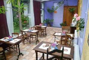 Daily continental breakfast for a fee - Hôtel Le Relais Lamartine (Limoges)