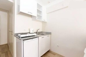 Kühlschrank, Herdplatte, Wasserkocher mit Kaffee-/Teezubehör