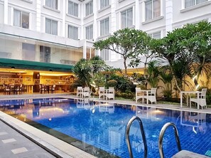 Outdoor pool - LYNN Hotel by Horison (Yogyakarta)