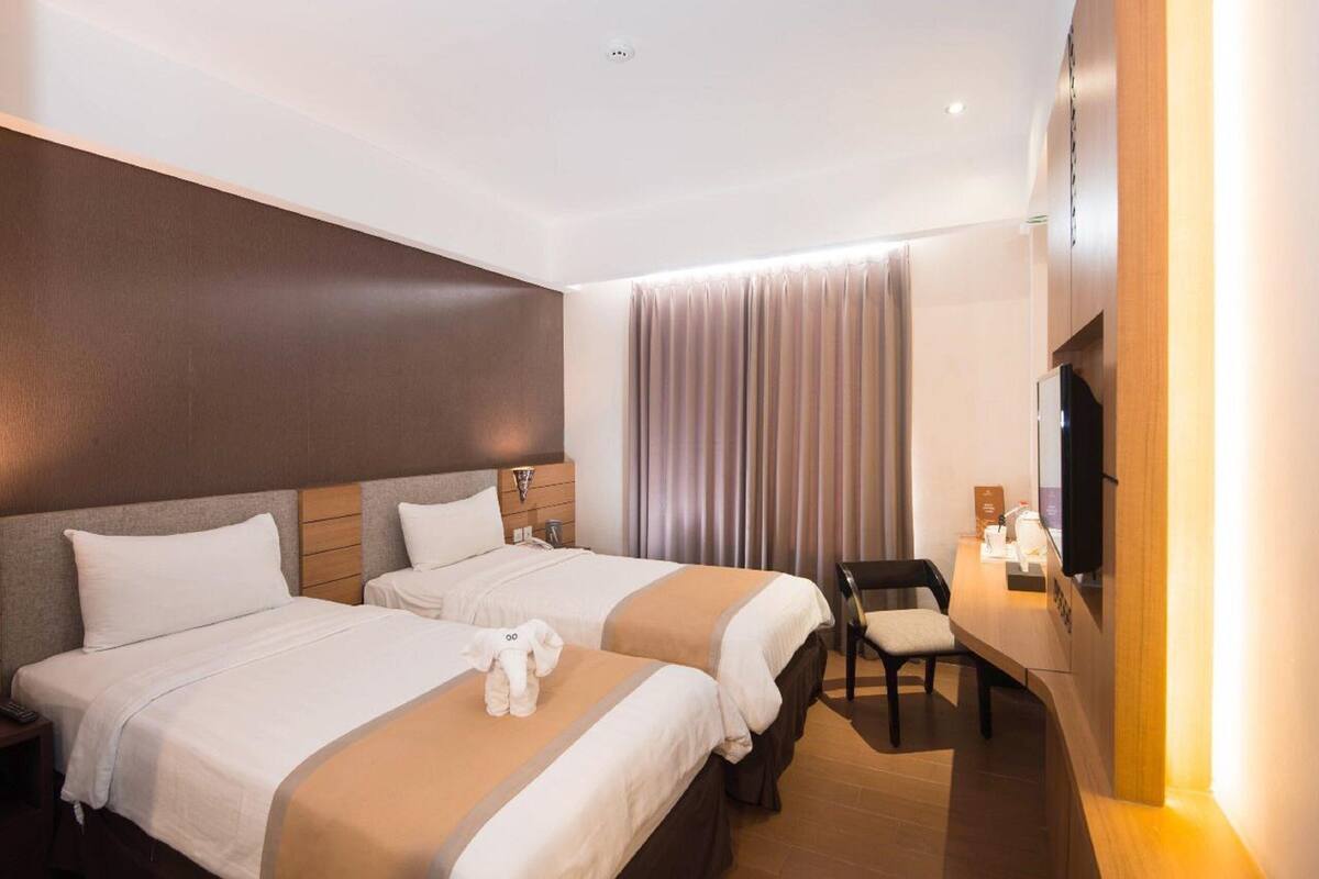 Habitación superior, no fumadores, vistas a la ciudad | Ropa de cama de alta calidad, caja fuerte, escritorio y cortinas opacas
