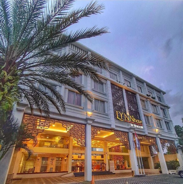 Front of property – evening/night - LYNN Hotel by Horison (Yogyakarta)