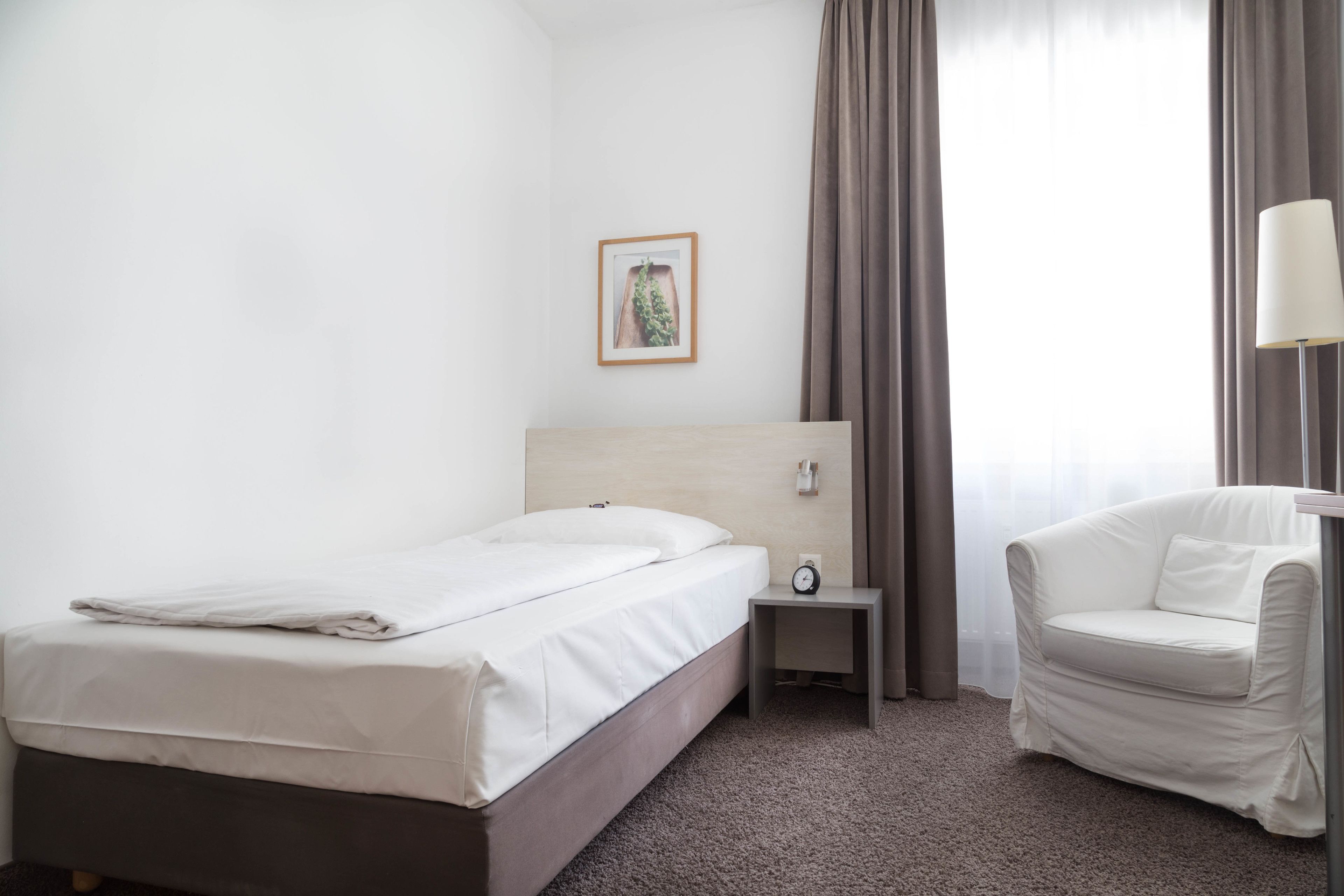 single room | minibar, in-room safe, desk, iron/ironing board