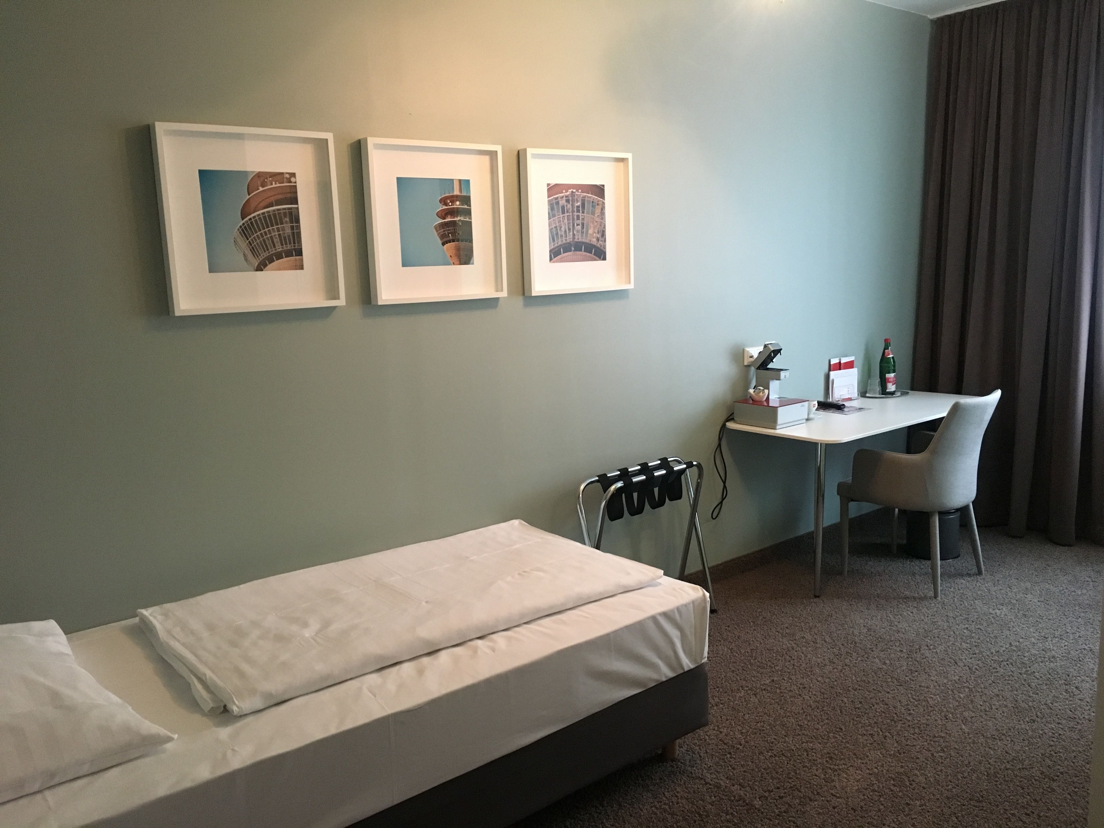 single room | minibar, in-room safe, desk, iron/ironing board