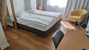Minibar, caja de seguridad en la habitación y escritorio