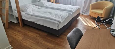 Minibar, coffres-forts dans les chambres, bureau